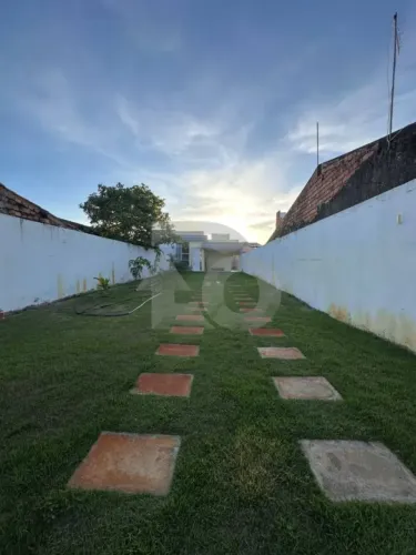 Casa Recém-Construída à Venda com Suíte e Pé-Direito Alto na Coroa do Meio