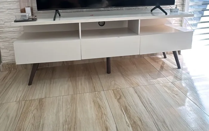 Rack Moderno Branco com Pés Retrô - Excelente Estado - R$ 300