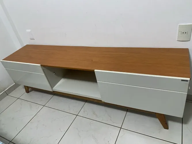 RACK PARA SALA - USADO -  Ótimo espaço para TV e objetos de decoração.