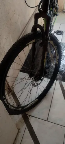 VENDO BIKE ARO 26 USADA EM BOM ESTADO. 