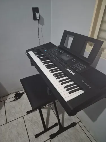 Teclado Yamaha E473 zerado, pouco uso