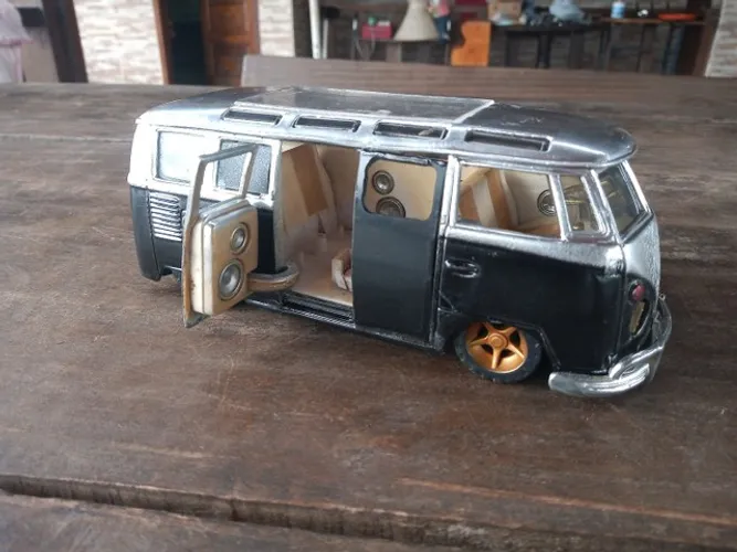 Miniatura Kombi curujinha
