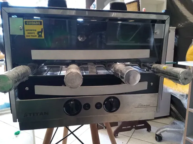 Churrasqueira de embutir a gás Titan inox 4 espeto giratória 