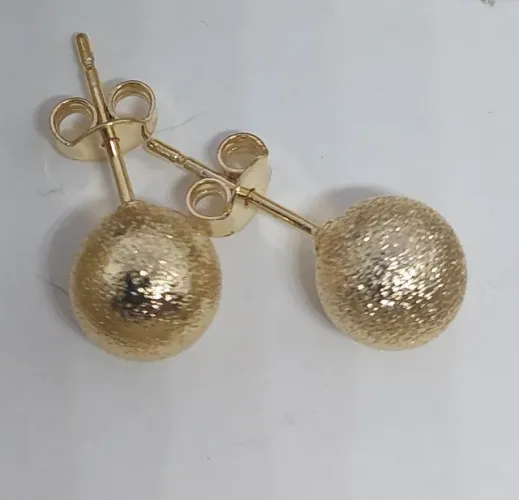 Brinco banhado a ouro de bolinhas texturizada, Medio.