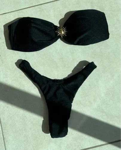 Biquíni Preto com Detalhe em Sol Dourado