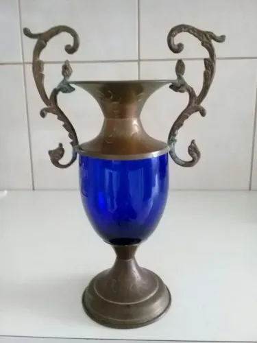 Ânfora de bronze e vidro.