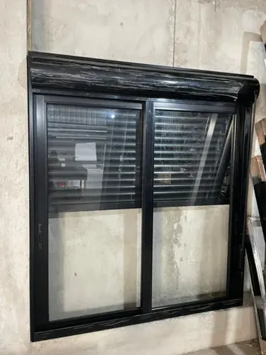 Janela de alumínio com persiana integrada manual e motorizada, sob medida, linha suprema