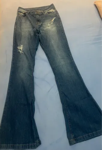 Calça Jeans Flare com Detalhes Desfiados tamanho 38