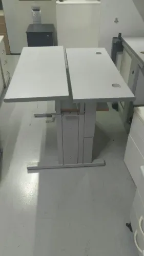 Mesa com regulagem para escritório