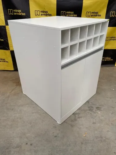 Balcão expositor com gaveta expositora e rodizio com portas de correr - 100x85x50