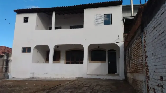 C275 - Casa com excelente área externa em bairro residencial
