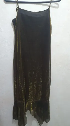 Vestido de festa com fio metalizado