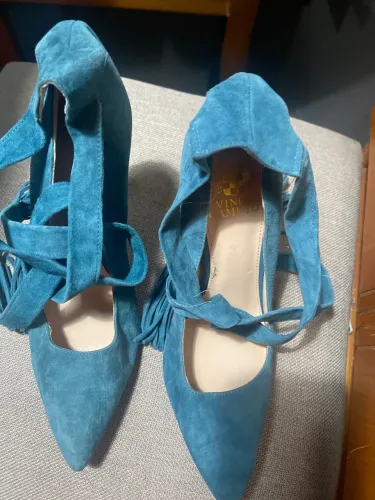 Sandália Vince Camuto Azul - Elegância em Cada Passo