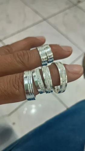 Faço Alianças em Prata personalizadas com os nomes gravados dentro