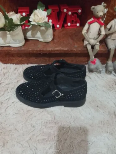 Sapato boneca camurça com pedrarias