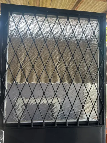 Porta de Ferro com Vidro e Grade de Proteção
