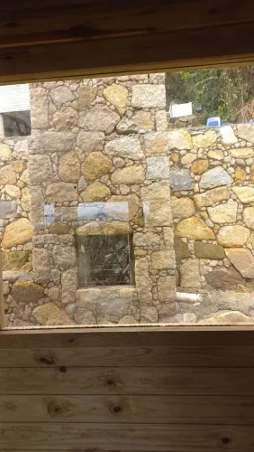 Cortes e muros de pedras 