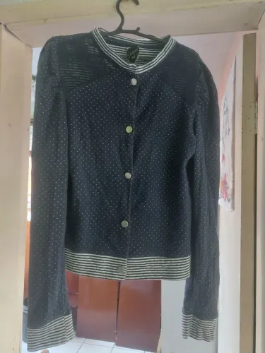 Jaqueta feminina azul com detalhes