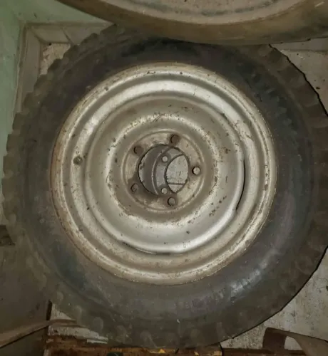 Vendo/ TROCO 2 jogos de rodas originais militares c/pneus p/ jeep.
