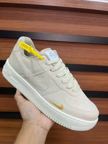 Tênis Nike Air Force 1 Bege com Detalhes Dourados
