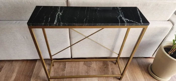 Aparador Elegante com Tampo em Granito Preto e base em metal dourado.