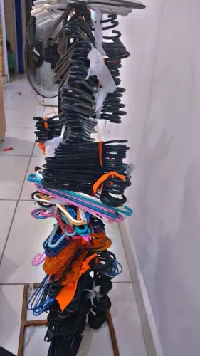 Cabides de plástico - Diversos tamanhos 193 unidades 150 reais á vista no dinheiro 