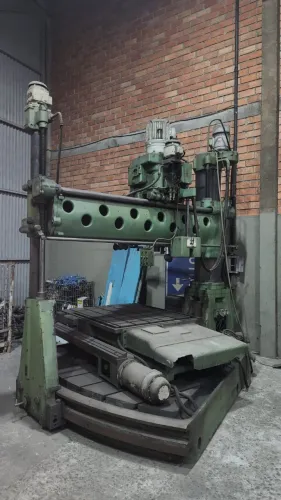 Máquina de Usinagem Radial com Mesa de Coordenada