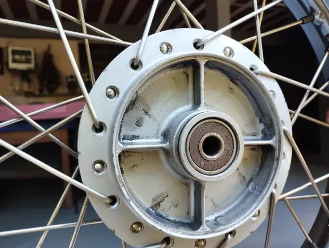 Vendo jogo de aro Honda biz 125 com raiaçao de inox cubo semi novo