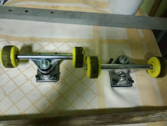 Par de truck com rodas completo e parafusos 