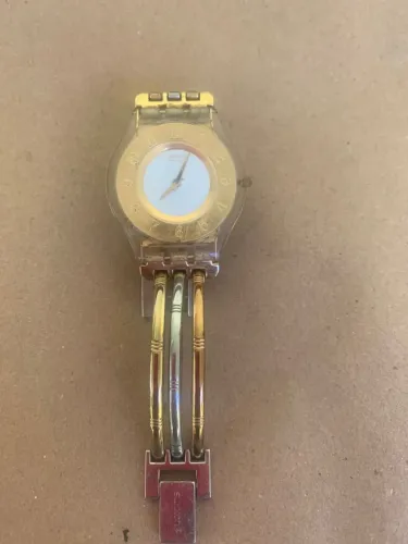 Relógio Swatch Dourado com Pulseira Tripla