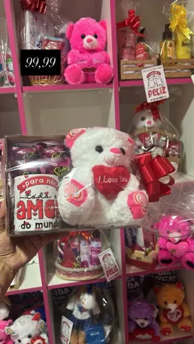 Cesta de presentes romântica com ursinho e caneca