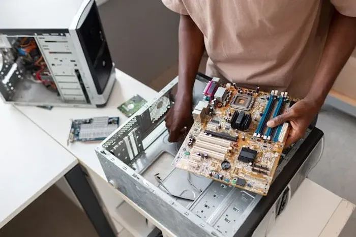MONTAGEM E  MANUTENÇÃO DE COMPUTADORES