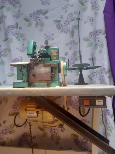 Máquina overlock chinesinha com mesa e motor - pronta pra uso !