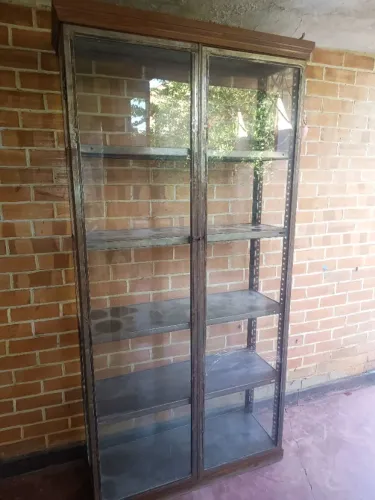 Cristaleira de aço fechada com vidro. 