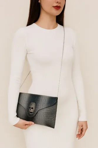Bolsa  pasta caveiras com strass tiracolo craquelada