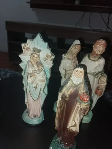 Conjunto de estatuetas religiosas
