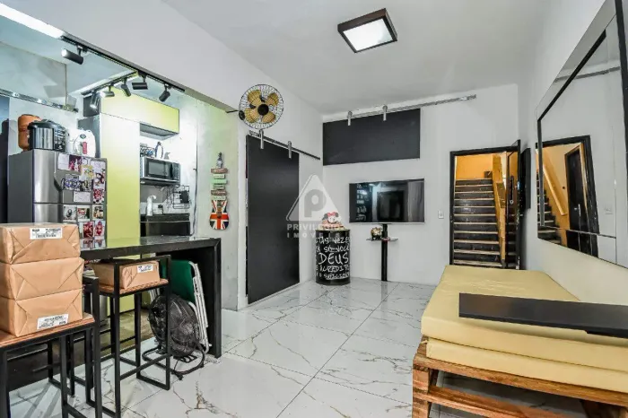 Conjugado tipo Studio, totalmente reformo, estilo industrial, Cozinha integrada. Oportunid