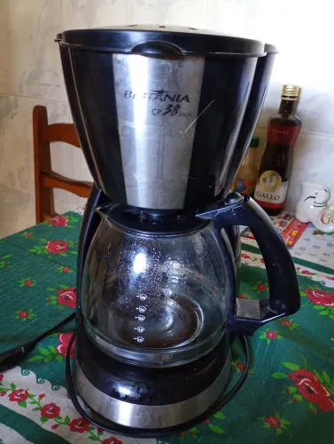 CAFETEIRA BRITÂNIA: 38 copos 