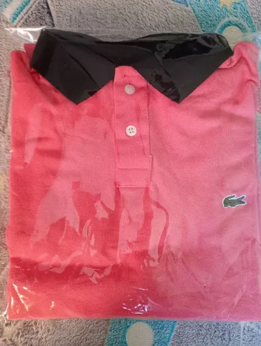 Camisa Polo Lacoste COR GOIABA com Gola Preta