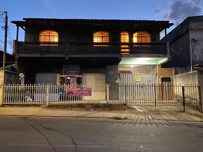 Aluga se Casa espaçosa ideal para moradia, clínicas escritório fins comerciais etc