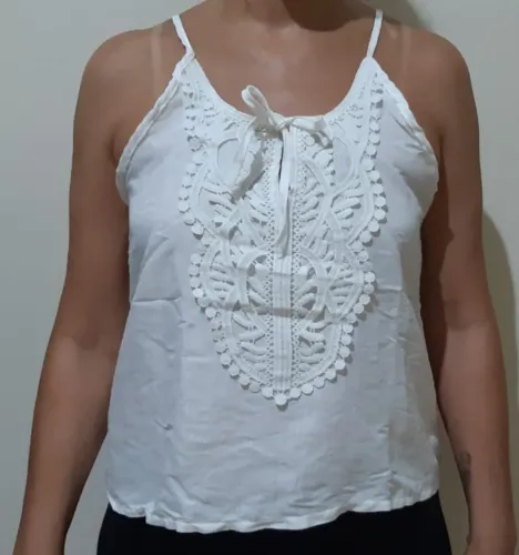 BLUSA BRANCA RENDADA COM ALÇAS