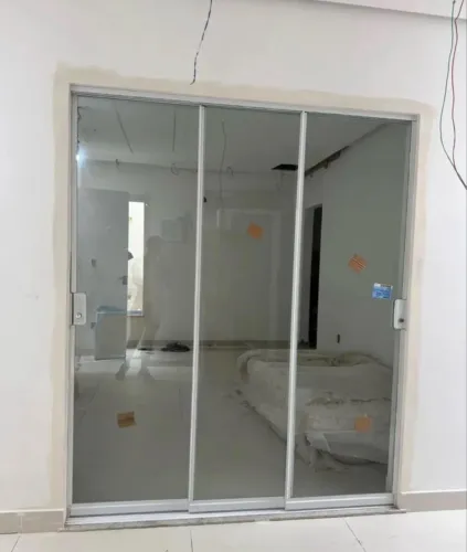 Vendo porta 3 folhas(todas correm)