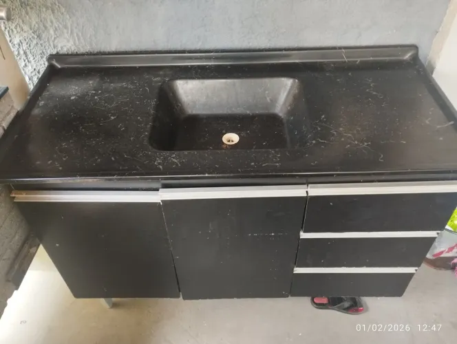 Armário com pia, vendo.