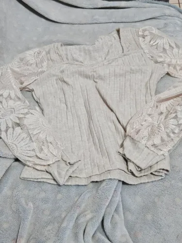 Top Feminino De Manga Comprida Em Renda Com Decote Em Coração