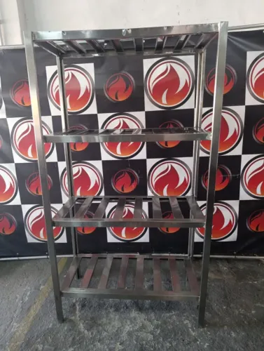 Estante toda no aço inox com prateleira vazada usada no estado de nova