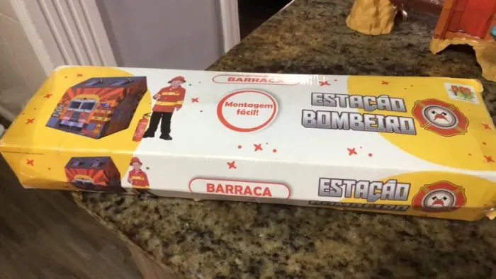 Barraca infantil em formato de estação de bombeiro