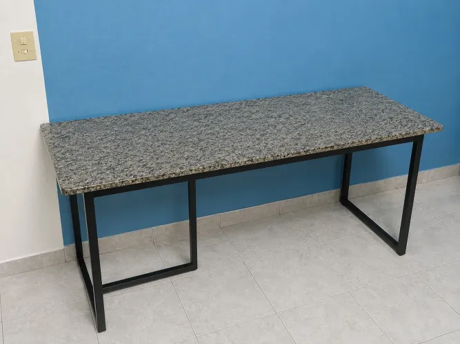 Mesa granito com pés 1,70 usada boa para computadores 