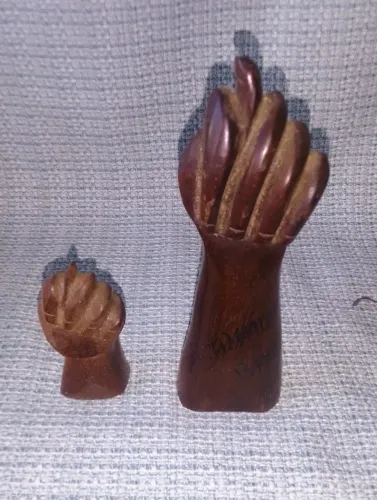 Duas escultura em madeira nobre no formato de Figa