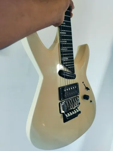 Guitarra Hurricane super strato 