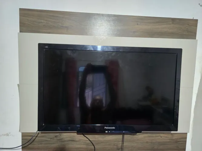 Vende-se uma TV 32 polegadas, Panasonic, usada porem em.boas condições, vai com o controle